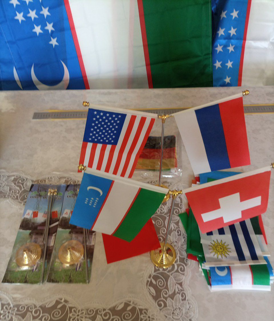 Настольные флаги двойной стойка с доставкой Stol bayroqlari ikki ustun