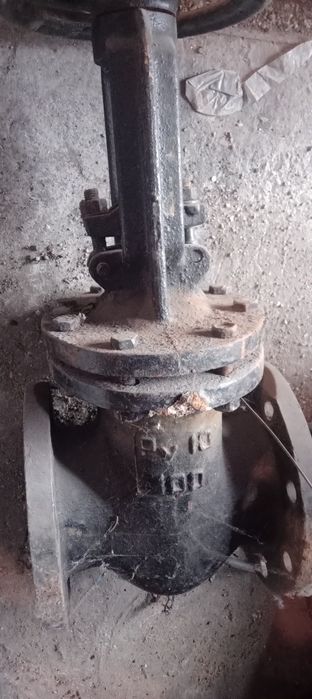 Продам чугунную задвижку 10 000