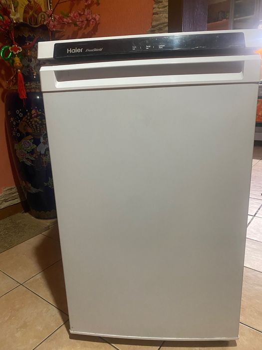 Морозильник Haier HF-82WAA 82 л белый , б/у