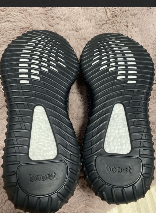 Vând yeezy 350 boost black reflective