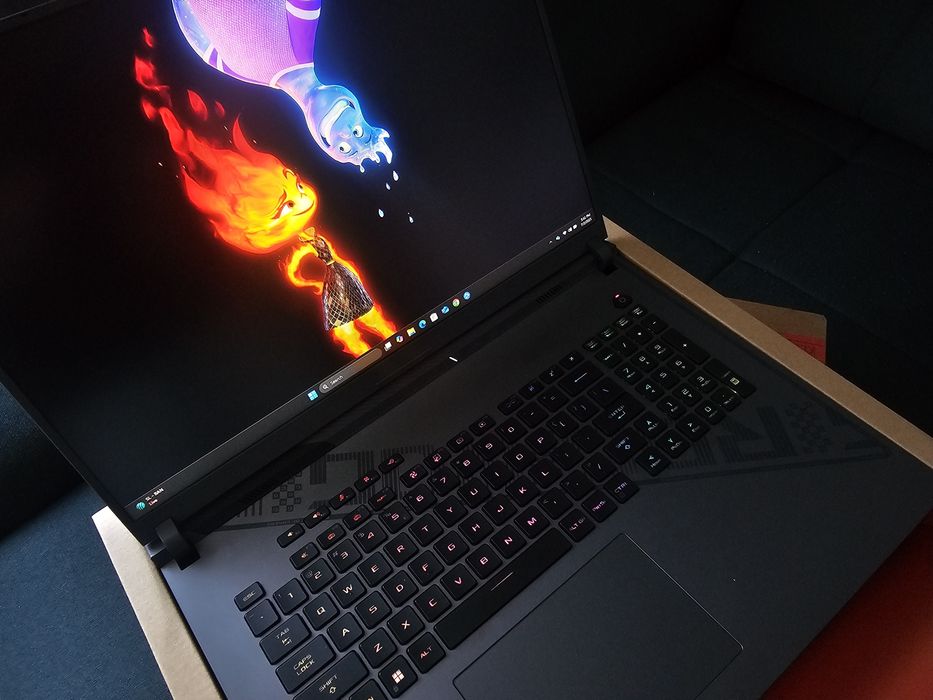 Asus Strix G17 - Ryzen 9 7940HX , display 2k , g synk , 240hz NOU