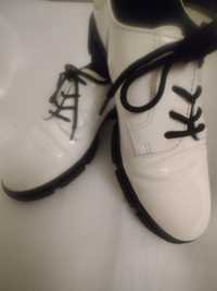 Pantofi damă casual, albi, lac, mărimea 39 CADOU pantaloni negri