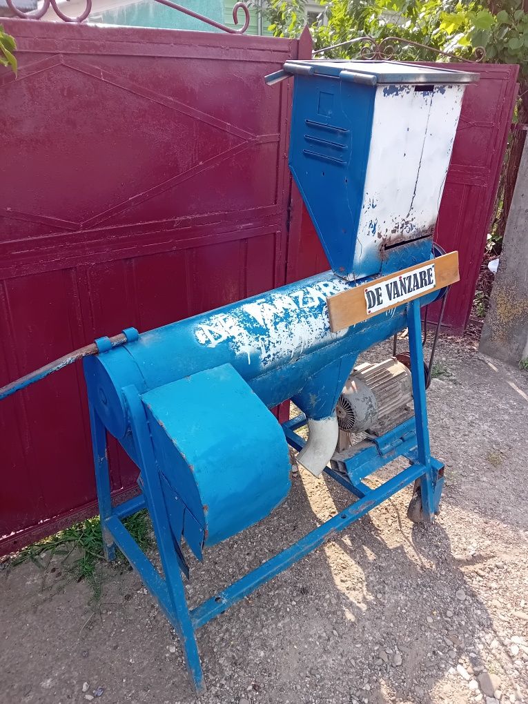 Vând mașină bătut porumb