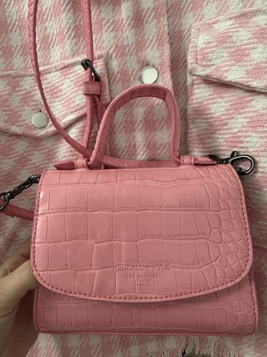 KENDALL+ KYLIE Малка чантичка през рамо с дълга дръжка в розов цвят