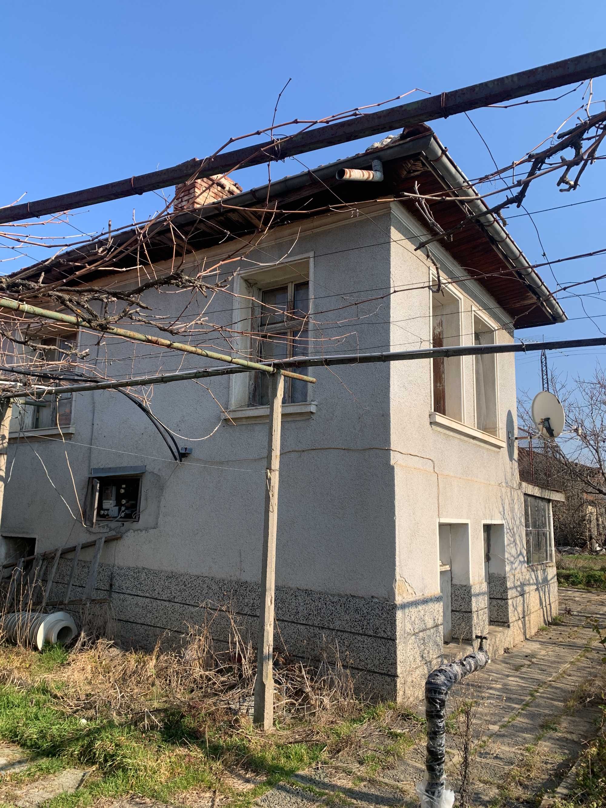ДВУЕТАЖНА КЪЩА с двор с. Марино поле