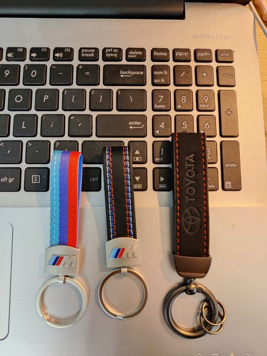 Brelocuri diferite modele din piele sau textil