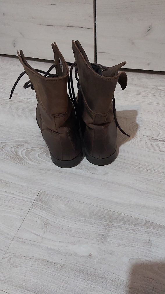 Vând ghete din piele