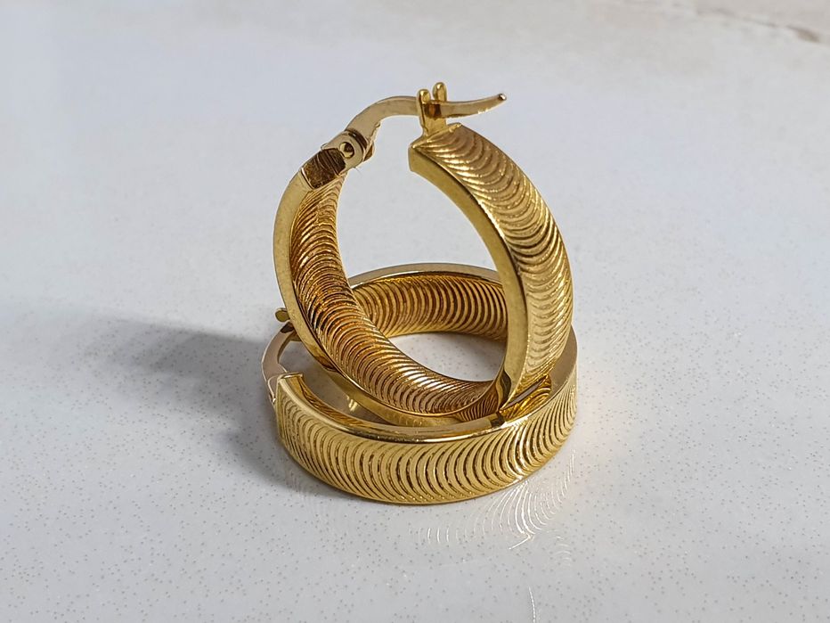 Cercei rotunzi cu textură din aur de 18K gramaj 2,52 g