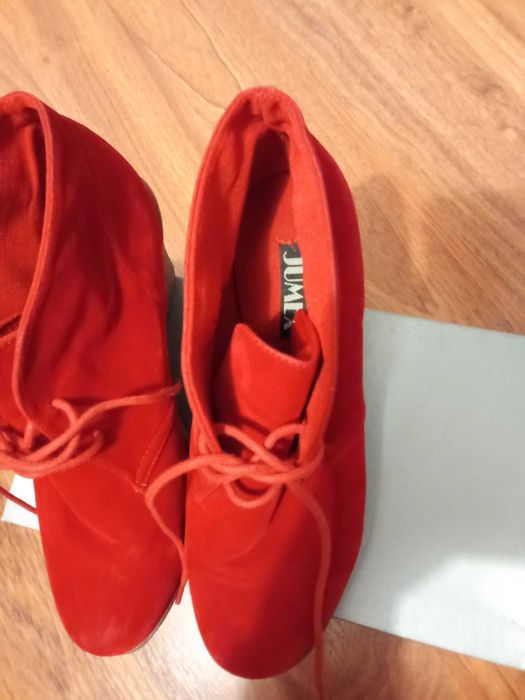 Vand ghete dama rosii marimea 38 , piele intoarsa - 35 lei