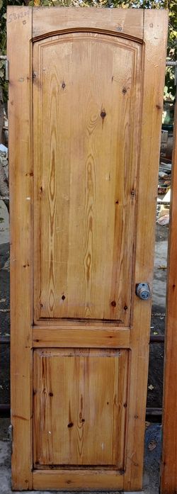 Eshik va romlar yog'ochdan