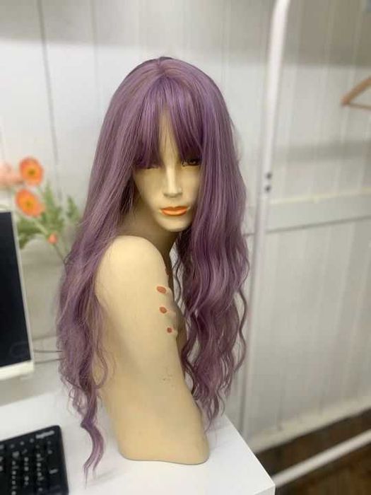 Лилава чуплива перука с бретон