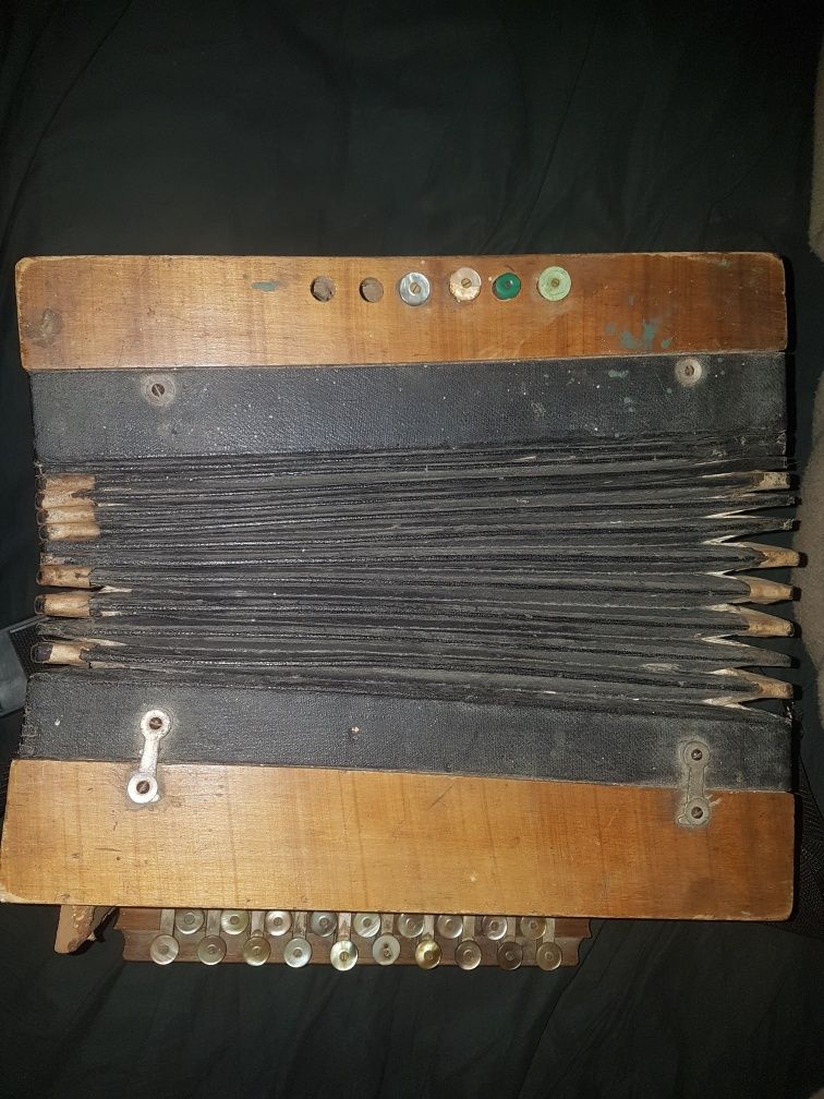Vand acordeon vechi DE colectie pentru colectionari