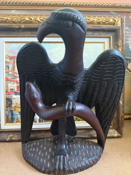 Орел със змия от плътно абаносово дърво