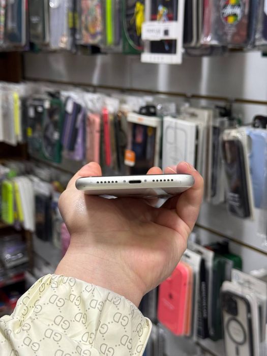 Iphone 11 64 gb Xolat Zor ochilmagan yomkst 78 hama joyi ishlid ayb yo