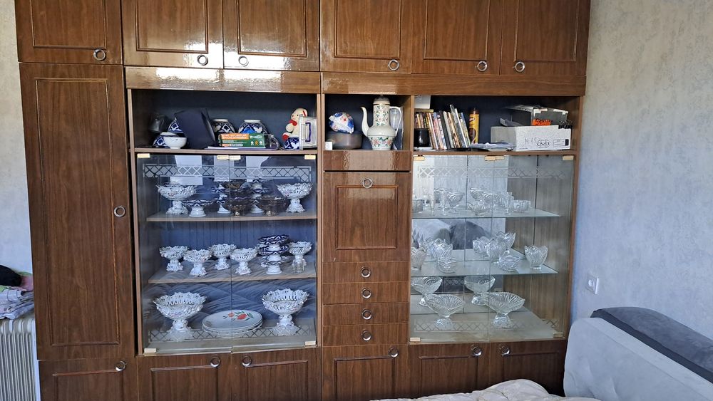 Стенка лакланган кадимги холати зур битта жойда турган