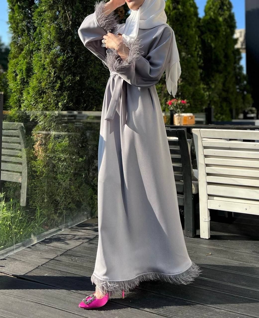 Серое платье с перьями и Абая Dior