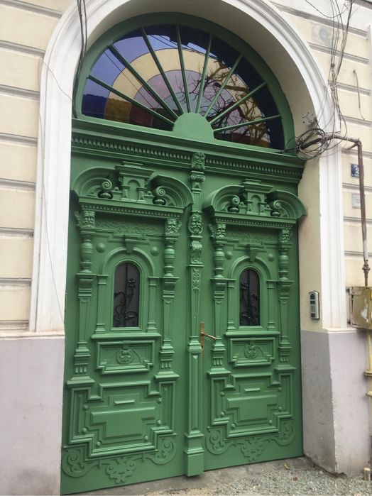 Restaurare porti din lemn pentru cladiri istorice