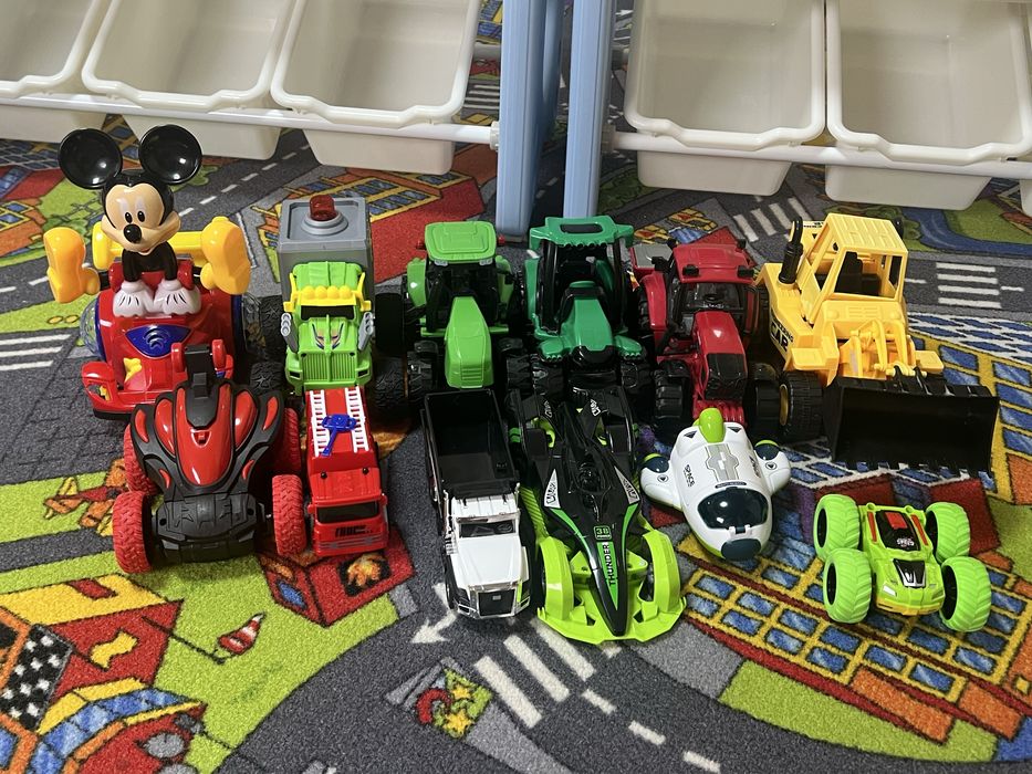 Lot tractoare si masinute