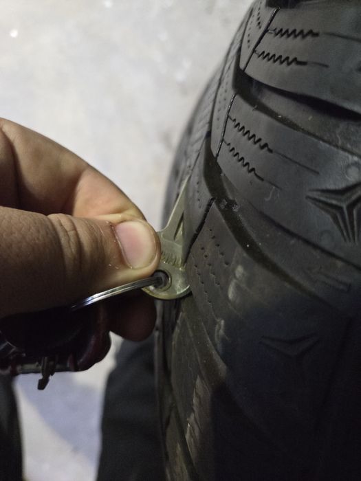 Продавам зимни гуми и фарове за Mercedes CLK W208