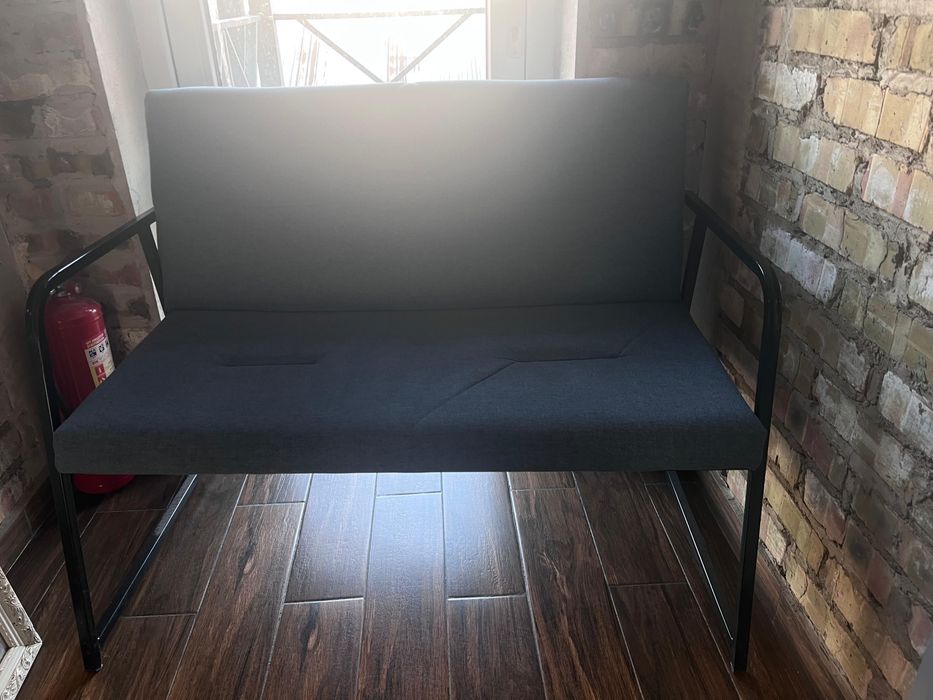 Маленький диван синего цвета