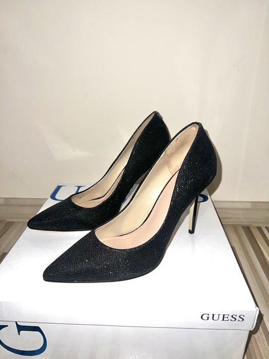 елегантни обувки Guess с ток