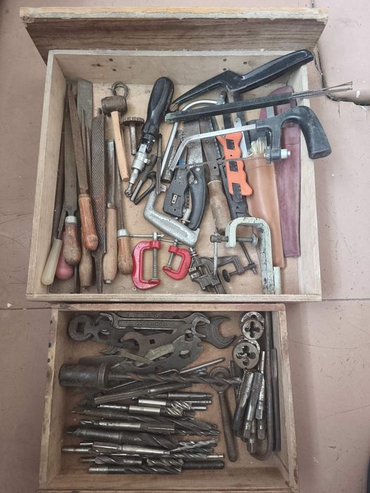 Свёрла, метчики, лерки, ключи, пилы, струбцины, напильники.
