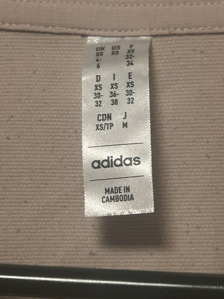 Adidas ESSENTIALS е дамско тренировъчно яке XS