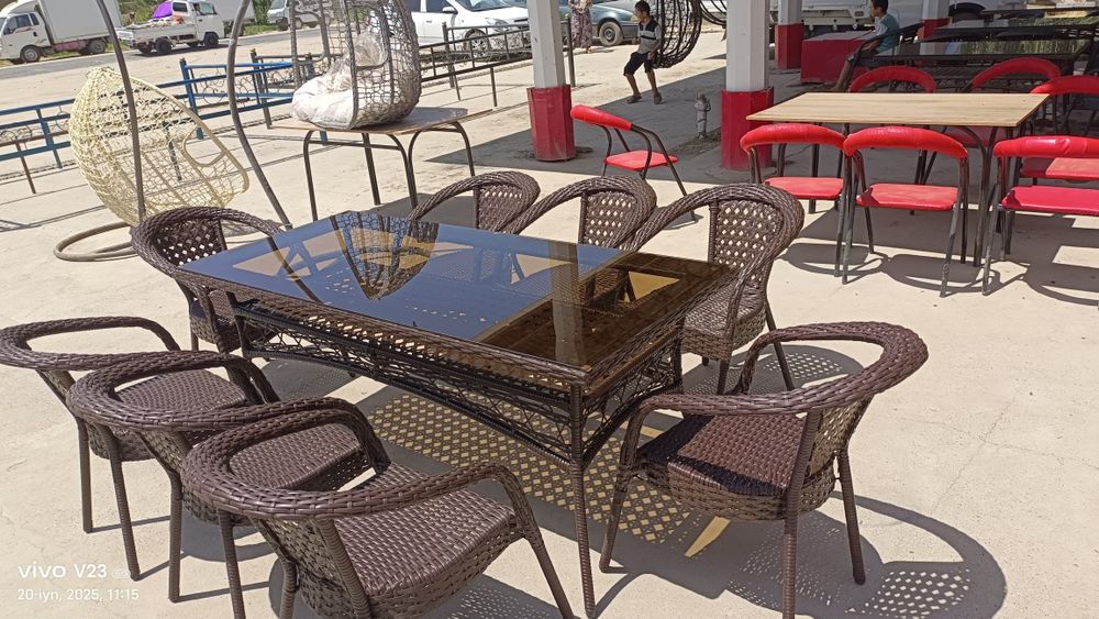 Stol stul osma kachelalar va krovatlar