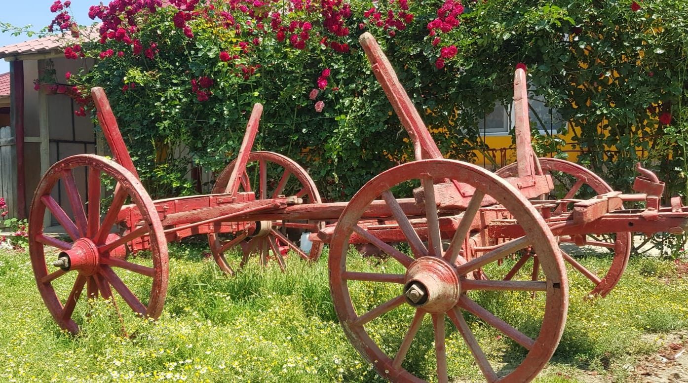 Căruță decor, ornamentală de culoare roșie