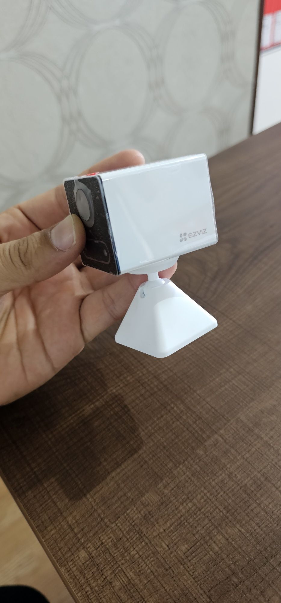 Kamera  Wi-Fi da ishlaydi uzini batarekasi bor smkartalik