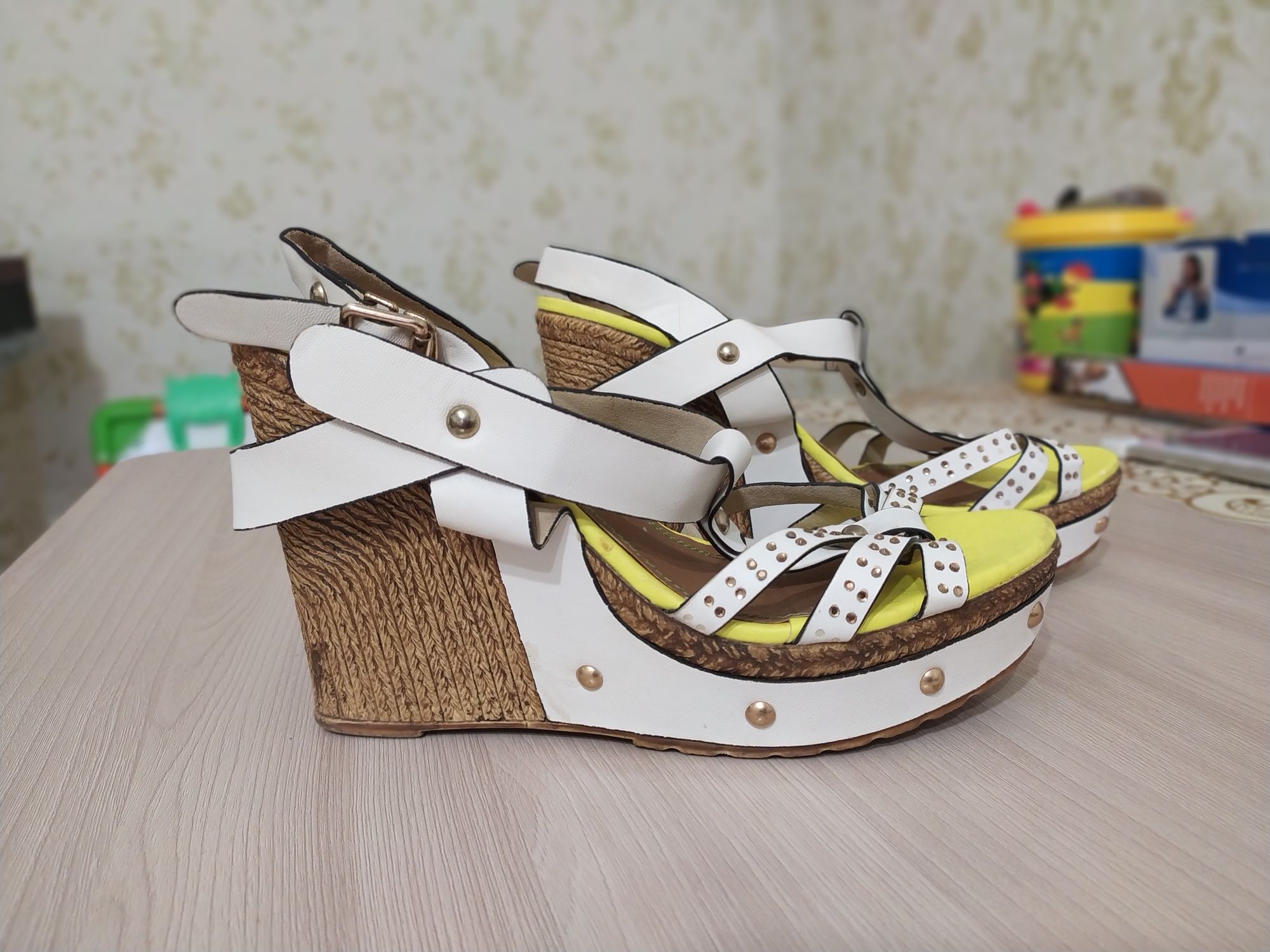 Продам босоножки