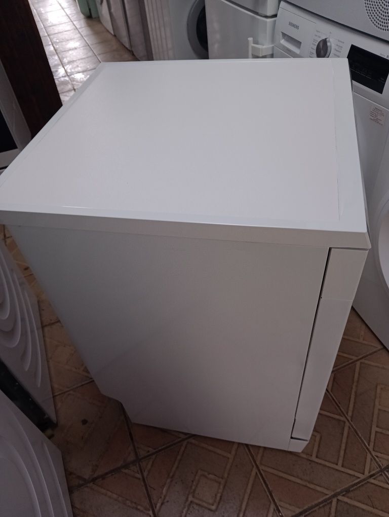 Чисто нова  свободно стояща съдомиялна АЕГ Aeg  60см 2 години гаранция