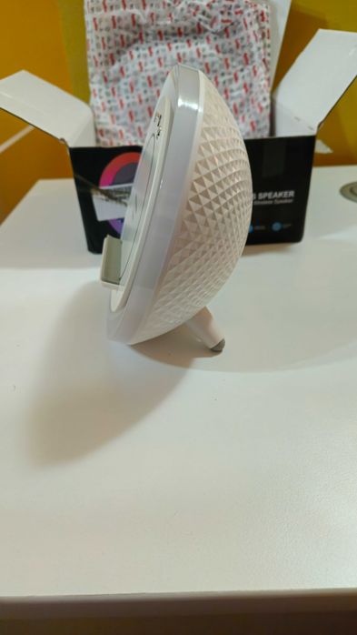 Безжична Bluetooth колонка с безжично зарядно,стилна и практична