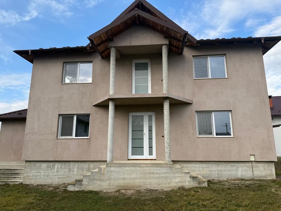 Casă Poiana Lacului -Dinculesti construcție solidă ,zonă liniștită