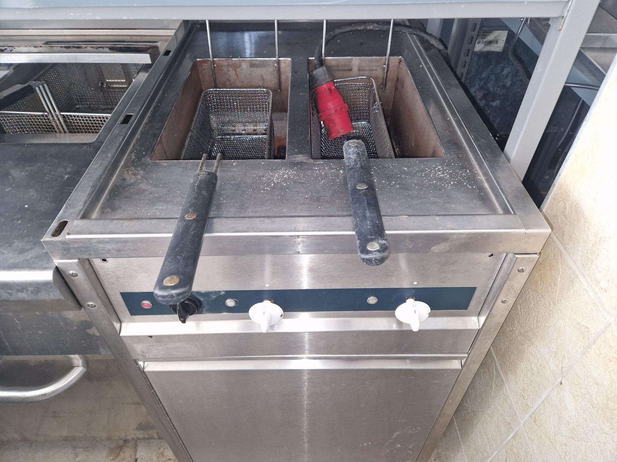 Friteuza dubla de putere, la 380v, de banc, cu robinet