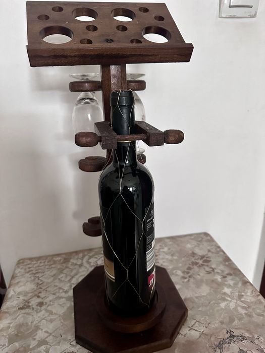 Дървена поставка за бутилки и чаши