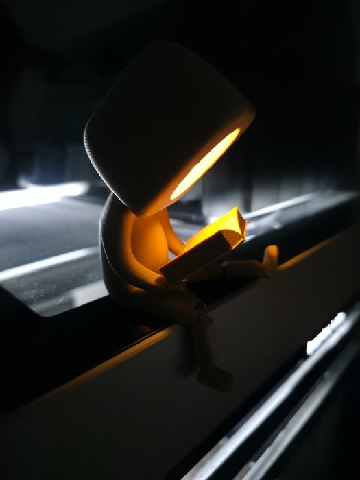 Lampă 3D „Cititorul” – decor modern, print 3D