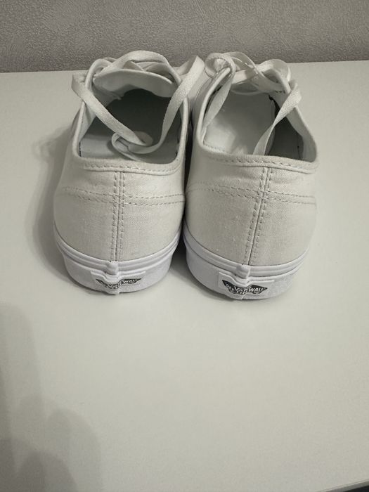 Teneși Vans noi.