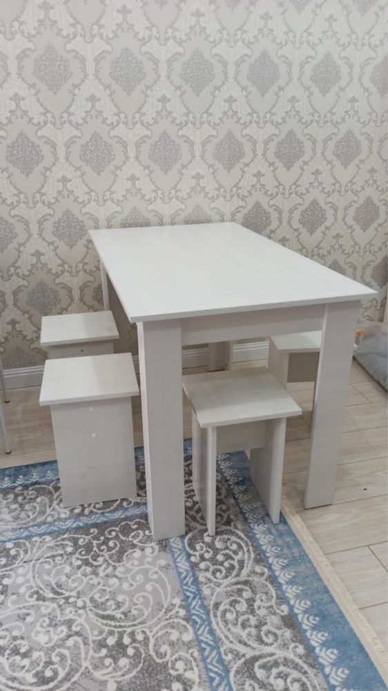 Продам стол и 4 стулья.