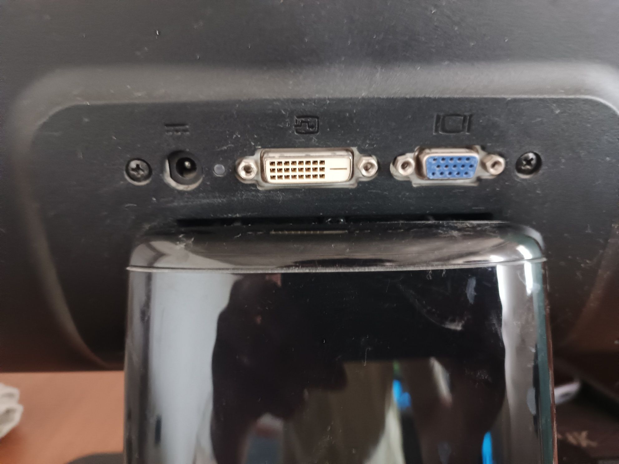 Монитор HP в хорошем состоянии