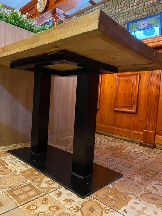 Стол из дерева.