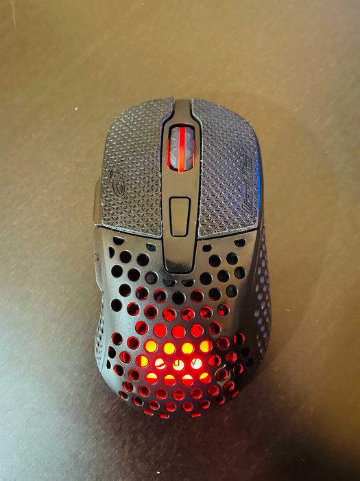 Mouse gaming Xtrfy M4 Wireless – modificat cu Lizard Skins DSP