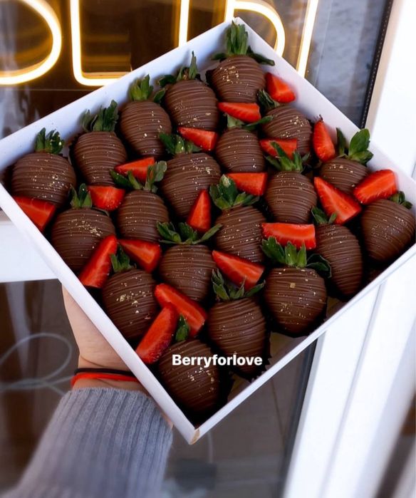 Клубника в шоколаде подарок