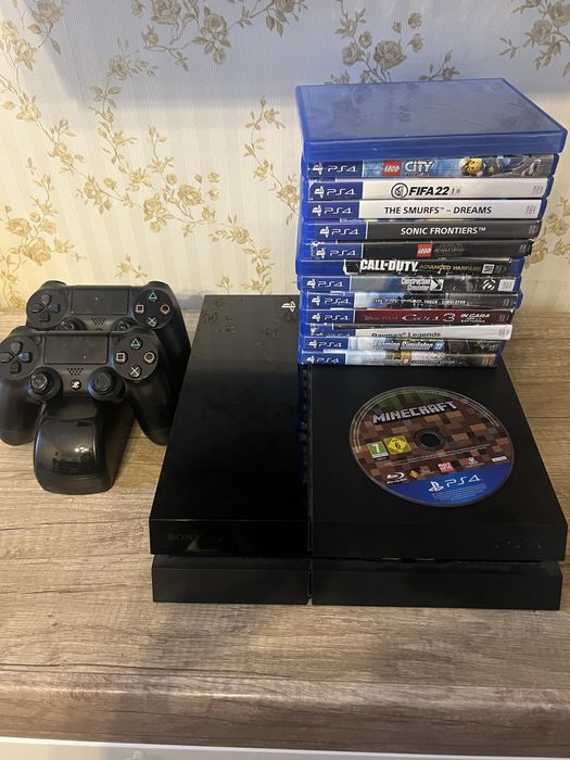 Playstation 4 cu doua manete+ jocuri