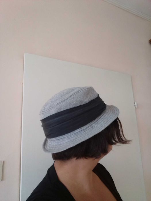 Елегантна шапка сива