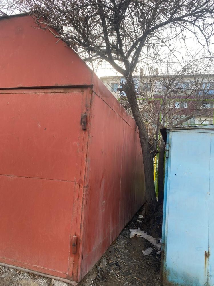 Продаётся гараж красного цвета