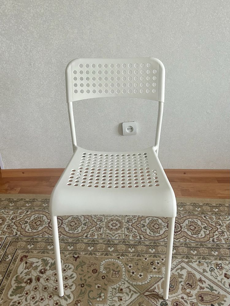 Продаю стеллаж и стол со стулом из IKEA
