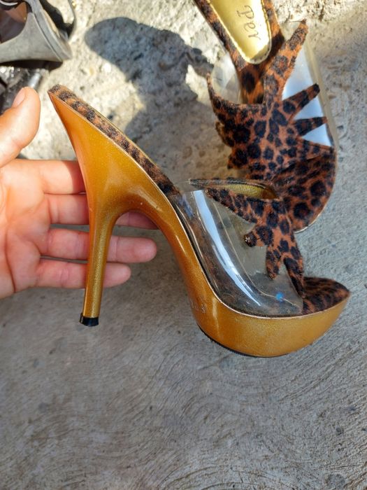 Pantofi cu toc aurii