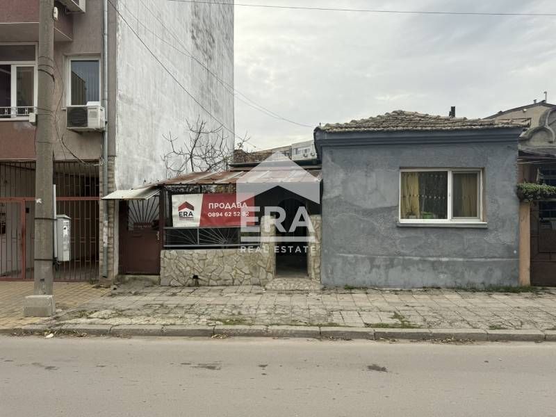 Ексклузивна, едноетажна, тухлена къща за продажба, с двор, на ул. Иван