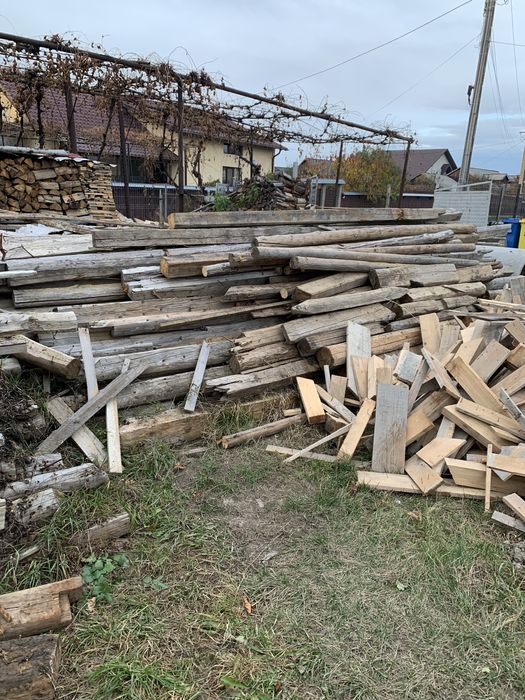 Vand lemne din demolarea unei case